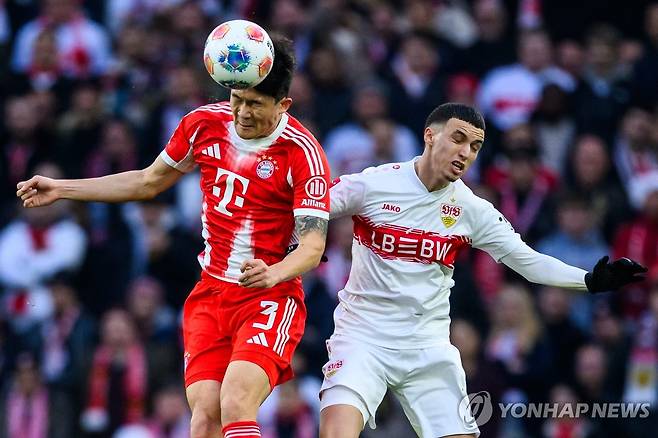 슈투트가르트와의 경기에 출전한 김민재(왼쪽) [Tom Weller/dpa via AP=연합뉴스]