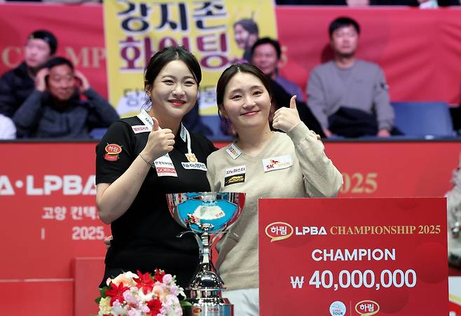 우승자 강지은(오른쪽)과 준우승을 차지한 김민아 [PBA 제공. 재판매 및 DB 금지]