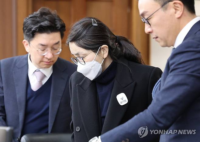 김건희, 결심 공판 출석 (서울=연합뉴스) 도이치모터스 주가조작과 명태균 공천개입, 통일교 청탁·뇌물 수수 의혹 혐의 등으로 구속기소 된 김건희 여사가 3일 서울 서초구 서울중앙지방법원에서 열린 자본시장법 위반 혐의 결심 공판에 출석하고 있다. 2025.12.3 [사진공동취재단] photo@yna.co.kr