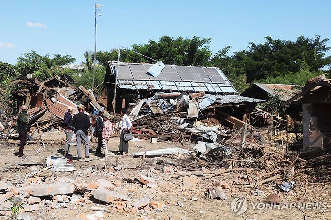 미얀마군 공습 지난 6일 미얀마 북부 사가잉주 타바인 지역의 한 찻집과 주택들이 미얀마 군사정권 측의 폭격으로 폐허가 된 모습. 2025.12.07
[AFP 연합뉴스 자료사진. 재판매 및 DB 금지]
