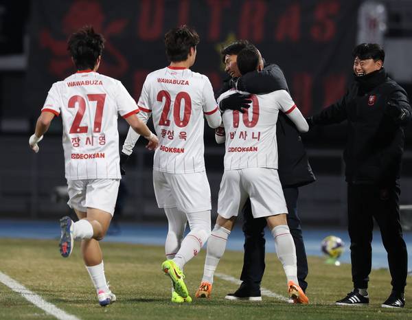 8일 수원종합운동장에서 열린 프로축구 승강 플레이오프 2차전 수원FC와 부천FC의 경기에서 부천FC 바사니가 선제골을 넣은 뒤 이영민 부천FC 감독과 기뻐하고 있다. 2025.12.8 /연합뉴스