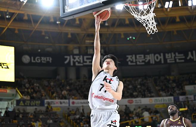 7일 창원체육관에서 열린 프로농구 정규리그 창원 LG와의 경기서 수원 KT 강성욱이 레이업을 시도하고 있다. 사진=KBL