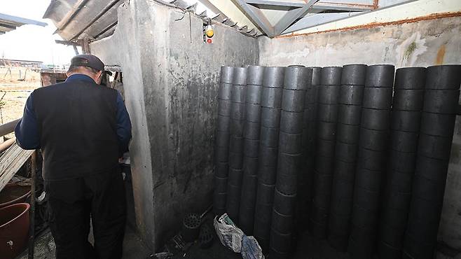 광주 남구 대촌동은 도시가스가 공급되지 않아 겨울철 연탄으로 난방을 하는 이들이 상당수다. 8일 오후 대촌동 한 주민이 연탄불을 갈고 있다./김애리 기자·조영권 인턴기자