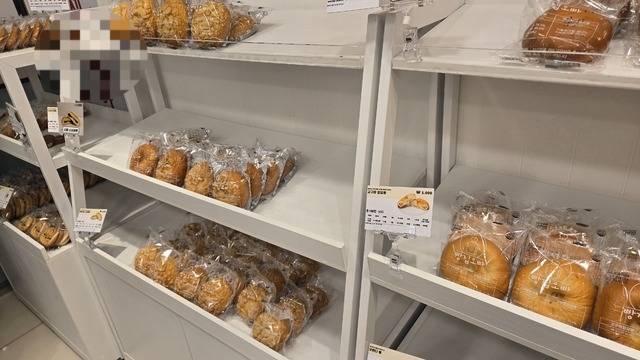 가게 안 빵들의 가격이 식빵을 제외하고는 모두 1000원이다. 사진=김경수 기자