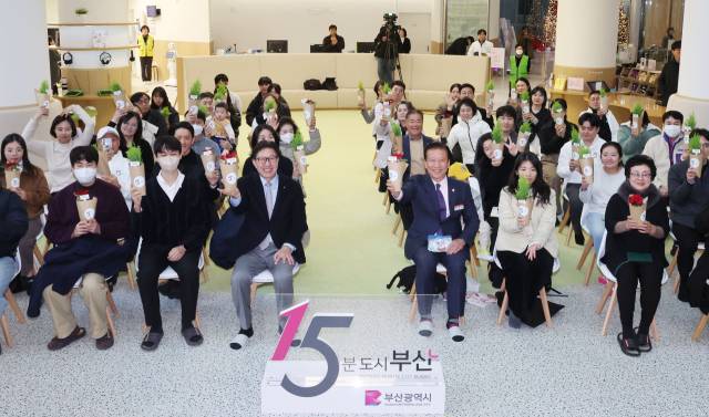 8일 부산시청 로비와 들락날락에서 진행된 ‘우리동네 15분도시 해피빌리지’ 행사 참석자들의 기념촬영 모습. 정종회 기자 jjh@