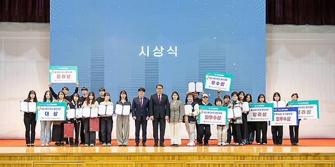 ▲ 대구한의대는 '2025학년도 DHU 교육성과박람회'를 성황리에 개최했다. 시상식을 마친 후 수상자들이 기념촬영을 하고 있다. 대구한의대.