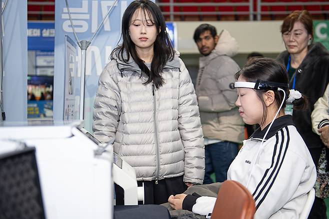 ▲ 대구한의대는 '2025학년도 DHU 교육성과박람회'를 성황리에 개최했다. 부스에서 체험을 하는 학생들. 대구한의대.