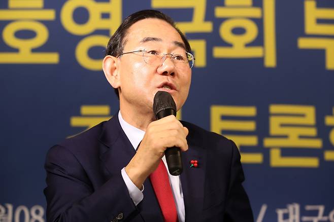 ▲ 주호영(국민의힘 대구 수성구갑 국회의원) 국회 부의장이 8일 남구 대구아트센터에서 열린 아시아포럼21 초청토론회에서 기자들의 질문에 답하고 있다. 아시아포럼21 제공