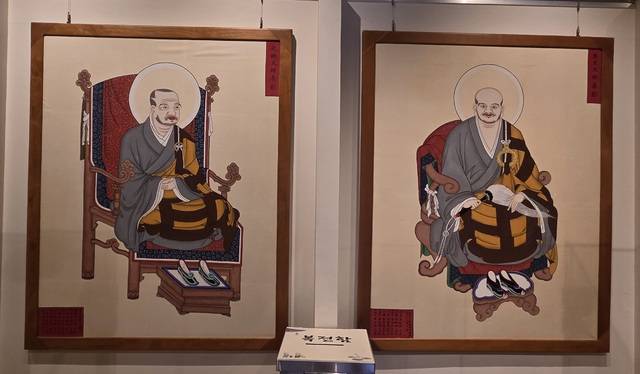 오어사 유물관에 나란히 전시되고 있는 원효(왼쪽)와 혜공의 진영.