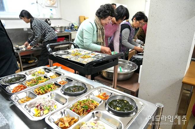 8일 열린&nbsp;'제미(濟味)담은 간편식' 경로당 급식 품평회.