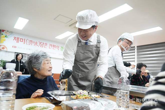 배식 봉사활동을 하고 있는 오영훈 지사.