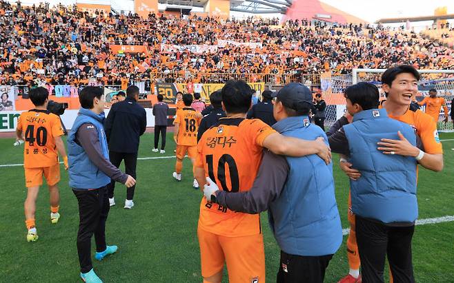 7일 오후 서귀포시 제주월드컵경기장에서 하나은행 K리그 2025 승강 PO 2차전 제주SK와 수원삼성의 경기에서 2대0 승리를 거둔 선수들과 팬들이 환호하고 있다. 사진=연합뉴스