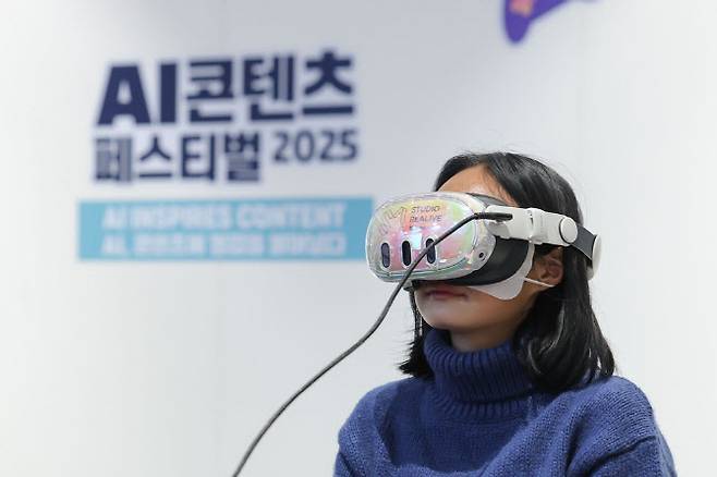 스튜디오 리얼라이브 부스에서 VR 기기를 착용하고 AI 콘텐츠를 체험 중인 한 관람객.(사진=한국콘텐츠진흥원)