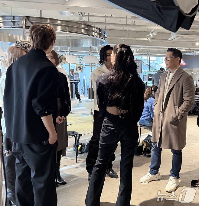 올데이프로젝트 멤버들과 대니얼 대 킴ⓒ 뉴스1