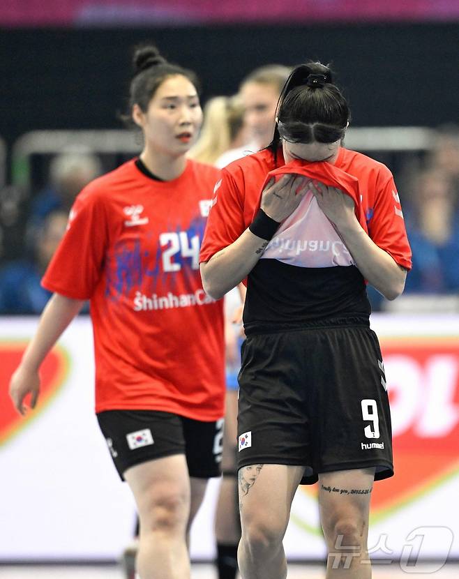 체코에 패한 뒤 아쉬워하는 한국 핸드볼 선수들ⓒ AFP=뉴스1