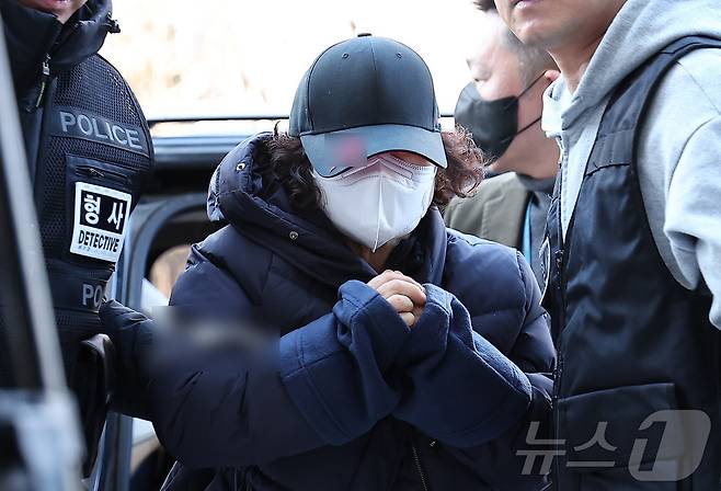 부부싸움 끝에 남편을 살해한 60대 여성 유 모씨가 8일 서울 양천구 서울남부지방법원에서 열린 구속 전 피의자 심문(영장실질심사)에 출석하고 있다. 유 씨는 전날 오후 3시께 강서구 등촌동 자택에서 60대 남편을 살해한 혐의로 체포됐다. 유 씨는 부부 싸움 끝에 범행을 저지른 것으로 전해졌다. 2025.12.8/뉴스1 ⓒ News1 김성진 기자