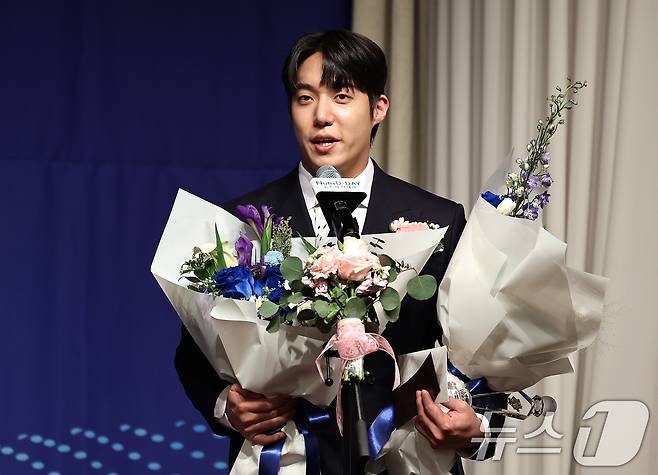 삼성 라이온즈 원태인이 8일 오전 서울 강남구 리베라호텔에서 열린 '2025 뉴트리디데이 일구상 시상식'에서 최고투수상을 수상한 뒤 소감을 밝히고 있다. ⓒ News1 구윤성 기자