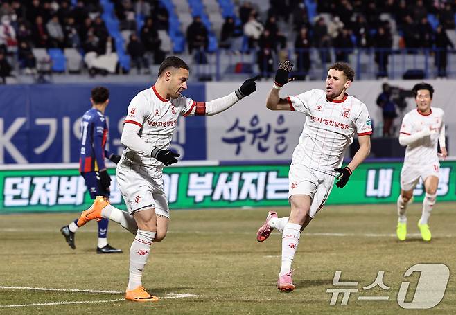 8일 오후 경기 수원시 장안구 수원종합경기장에서 열린 하나은행 K리그 승강 플레이오프(PO) 2차전 수원FC와 부천FC의 경기, 부천FC 바사니가 전반 선제골을 넣은 뒤 세리머니하고 있다. 2025.12.8/뉴스1 ⓒ News1 구윤성 기자