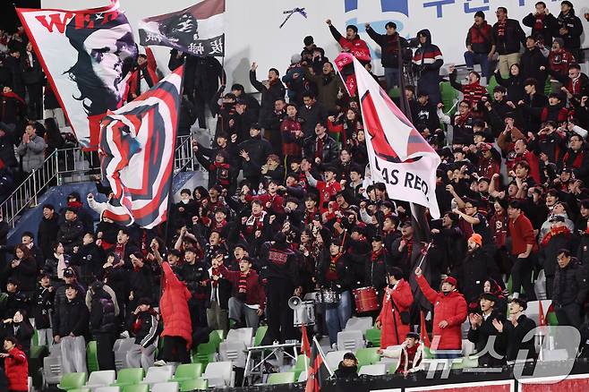 8일 오후 경기 수원시 장안구 수원종합경기장에서 열린 하나은행 K리그 승강 플레이오프(PO) 2차전 수원FC와 부천FC의 경기, 부천FC 서포터즈가 열띤 응원을 펼치고 있다. 2025.12.8/뉴스1 ⓒ News1 구윤성 기자