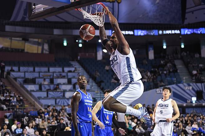 고양 소노 네이던 나이트가 7일 잠실학생체육관에서 열린 2025~2026 LG전자 프로농구 정규리그 3라운드 서울 삼성전에서 덩크를 꽂고 있다. 사진 | KBL