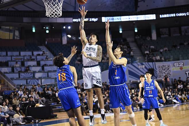 고양 소노 케빈 켐바오(가운데)가 7일 잠실실내체육관에서 열린 2025~2026 LG전자 프로농구 3라운드 서울 삼성과 경기에서 플로터를 던지고 있다. 사진 | KBL