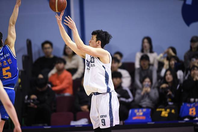 고양 소노 정희재가 7일 잠실학생체육관에서 열린 2025~2026 LG전자 프로농구 정규리그 3라운드 서울 삼성전에서 3점슛을 던지고 있다. 사진 | KBL