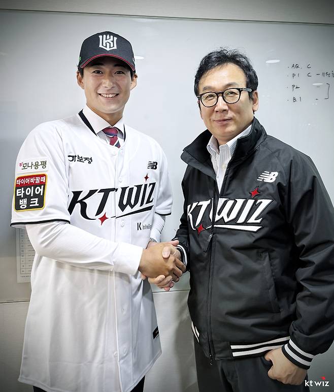 스기모토가 계약 후 나도현 단장과 사진 촬영에 임하고 있다. 사진 | KT 위즈