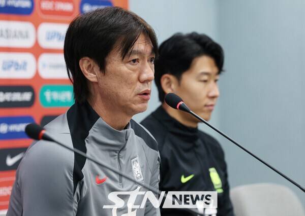 대한민국 축구대표팀 홍명보 감독이 가나와의 A매치 평가전을 앞두고 17일 서울 마포구 서울월드컵경기장에서 열린 기자회견에서 취재진의 질문에 답하고 있다. /사진=뉴시스