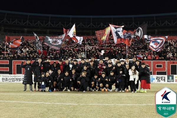 부천FC 선수단이 지난 5일 수원FC와의 하나은행 K리그 2025 승강 플레이오프 1차전에서 1-0 승리 후 기념 사진 촬영 중이다. /사진=한국프로축구연맹