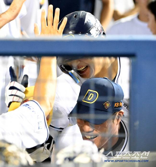 6일 잠실야구장에서 열린 KT와 두산의 경기, 8회말 무사 1,2루 김재환이 역전 3점홈런을 치고 조성환 감독대행에게 업힌 채 기쁨을 나누고 있다. 잠실=허상욱 기자wook@sportschosun.com/2025.07.06/