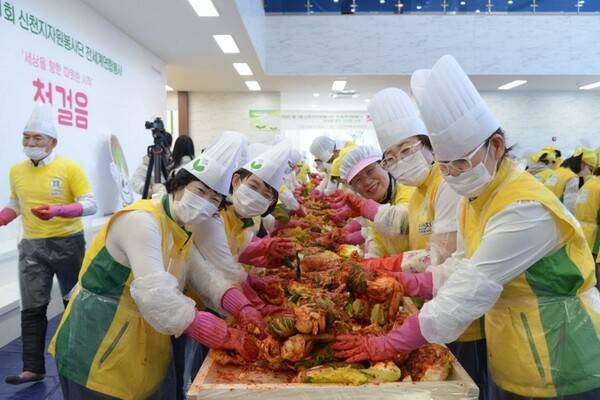 김장 나눔 봉사를 진행하고 있는 마산지부 봉사자들/사진제공=신천지자원봉사단 마산지부.