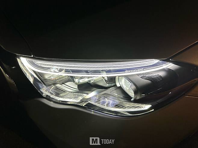 야간에 E450의 헤드라이트는 더욱 존재감을 더한다. E200 오너가 가장 부러워할지도...