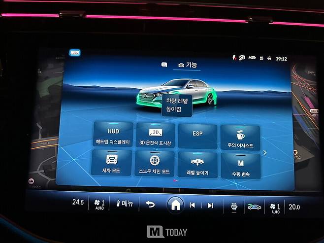 에어서스펜션이 탑재되어 있다는 것은 이 버튼을 보지 않으면 모를 수도 있다