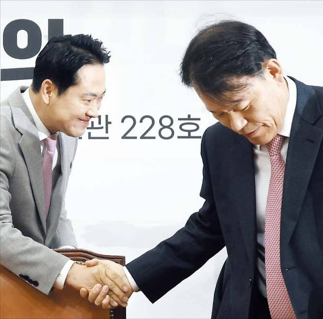 뉴시스국민의힘 장동혁(왼쪽) 대표가 5일 국회에서 열린 ‘이재명 정권 6개월 국정평가 회의’를 시작하기에 앞서 윤한홍 의원과 악수를 하고 있다.