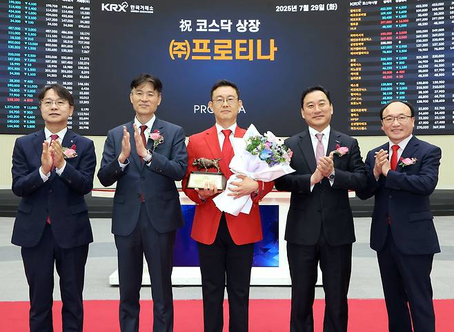 (왼쪽부터) 7월 29일 서울 영등포구 한국거래소에서 열린 프로티나의 코스닥시장 상장기념식에서 김대영 한국IR협의회 부회장, 민경욱 한국거래소 코스닥시장본부장, 윤태영 프로티나 대표이사, 김성환 한국투자증권 대표이사, 강왕락 코스닥협회 부회장이 기념 촬영을 하고 있다./한국거래소