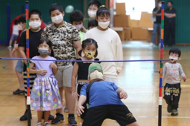 지난 11일 오후 대구 달서구 신당동 계명문화대학교 체육관에서 열린 '2022년 이주민과 함께하는 추석 축제'에 참가한 어린이들이 림보 시합을 하고 있다./ 뉴스1