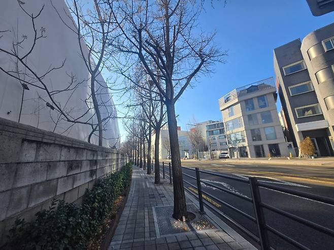 8일 서울 용산구 국제업무지구(옛 용산정비창 부지) 옆 동네가 한산한 모습을 보이고 있다. 인근 상가엔 공실이 많이 보였다. /정민하 기자