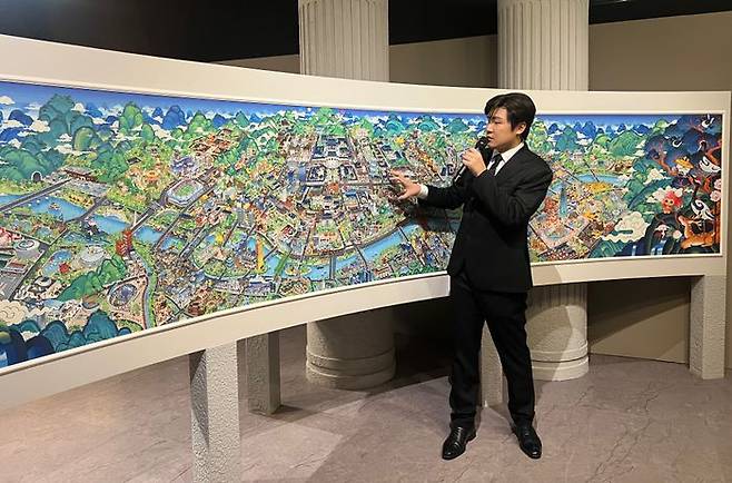 조길현 데브시스터즈 대표가 8일 덕수궁 돈덕전에서 열린 특별전 '쿠키런: 사라진 국가유산을 찾아서' 프리오프닝 데이에서 상상화 '꺼지지 않을 희망의 빛'을 소개하고 있다.ⓒ데일리안 이주은 기자