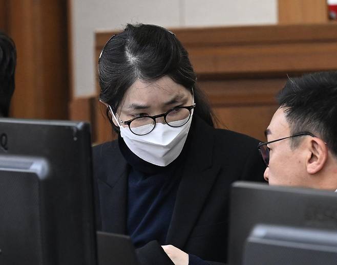 도이치모터스 주가조작과 명태균 공천개입, 통일교 청탁·뇌물 수수 의혹 혐의 등으로 구속기소 된 김건희 씨가 3일 서울 서초구 서울중앙지방법원에서 열린 자본시장법 위반 혐의 결심 공판에 출석해 변호인과 대화하고 있다. 2025.12.3/사진공동취재단