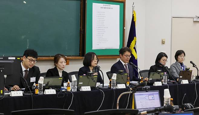 전국법관대표회의 의장인 김예영 서울남부지법 부장판사가 8일 오전 경기 고양시 사법연수원에서 열린 2025년 하반기 전국법관대표회의 정기회의를 주재하고 있다.  (공동취재) 2025.12.8 뉴스1