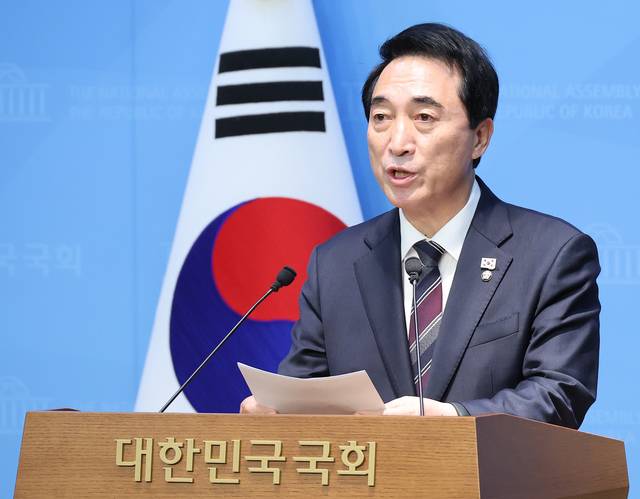 박수현 더불어민주당 수석대변인이 지난달 20일 서울 여의도 국회 소통관에서 국민의힘 나경원 의원 등에 대한 ‘국회 패스트트랙 충돌’ 1심 선고와 관련 브리핑을 하고 있다. [연합뉴스]