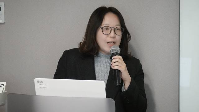 이정민 KISA 인터넷주소정책팀장이 4일 서울 광화문 한 행사장에서 인터넷 도메인 시장에 대해 설명하고 있다. KISA 제공