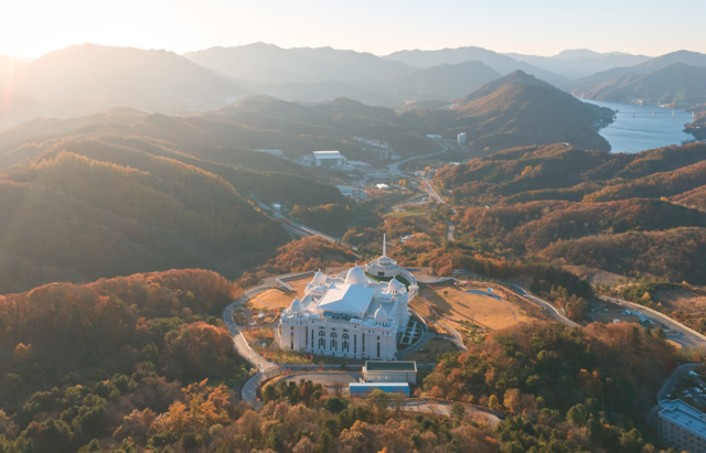 천원궁 박물관 쪽에서 굽어본 효정공원 사진제공=가정연합