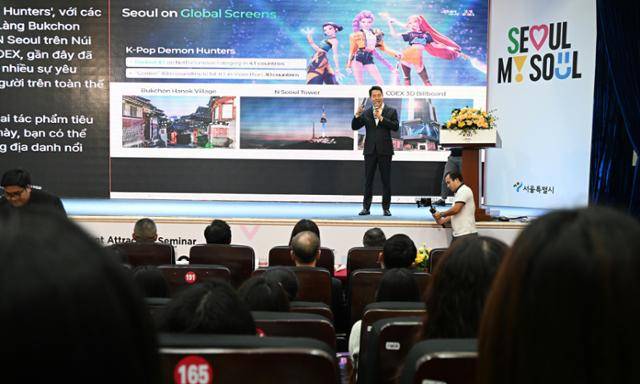 오세훈 서울시장이 5일(현지시간) 베트남 하노이대에서 열린 ‘서울 인재유치 네트워크 프로모션 세미나’에서 현지 대학생 약 400명이 참석한 가운데 특별 강연을 하고 있다. 서울시 제공