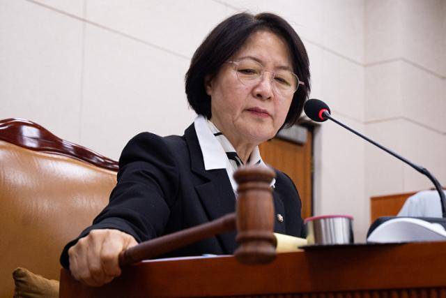 추미애 국회 법제사법위원장이 3일 국회에서 열린 제429회 국회(정기회) 법제사법위원회 제16차 전체회의에서 의사봉을 두드리고 있다. 뉴스1