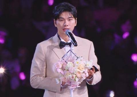 배우 이이경이 'AAA 2025'에서 유재석을 저격했다는 의혹에 휩싸였다. 위버스 캡처