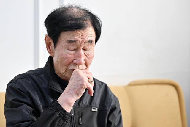 이원갑(85) 사북민주항쟁동지회 명예회장이 지난달 17일 경기 부천시 자택에서 한국일보와 인터뷰를 하고 있다. 부천=민경석 기자