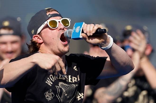 <yonhap photo-1492="">키케 에르난데스가 지난달 LA 다저스의 월드시리즈 우승 세리머니에서 마이크를 잡고 팬들에게 얘기를 하고 있다. Ronald Martinez/Getty Images/AFP (Photo by RONALD MARTINEZ / GETTY IMAGES NORTH AMERICA / Getty Images via AFP)/2025-11-04 06:41:17/ <저작권자 ⓒ 1980-2025 ㈜연합뉴스. 무단 전재 재배포 금지, AI 학습 및 활용 금지></yonhap>