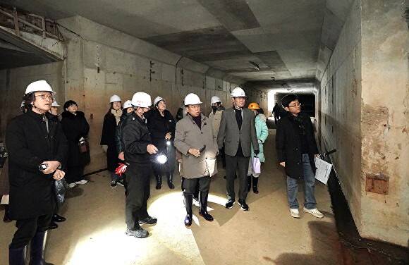 신상진 시장이 지난 6일 시민 탐사대원들과 구미동 성남물빛정원 지하 공동구를 살펴보고 있다. [사진=성남시]