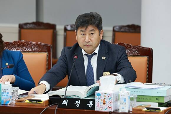 최정훈 전남도의원이 지난 2일  ‘전라남도 2026년도 예산안 심사'에서 기금운영의 문제점을 지적하고 있다. [사진=전남도의회]